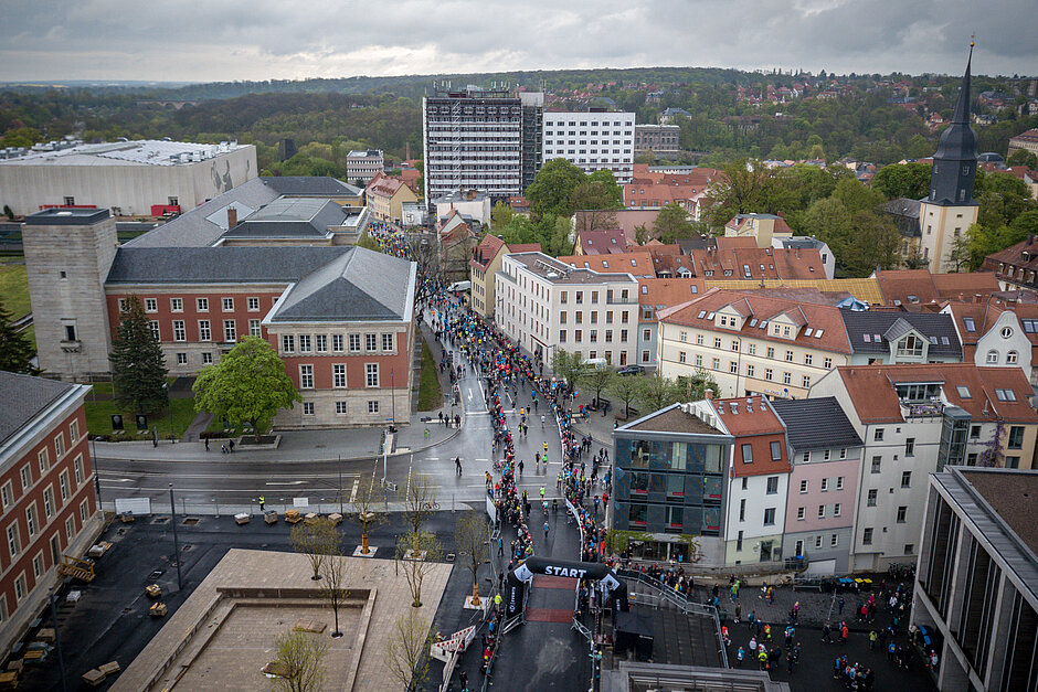 Goethe.Culture.Run: Aerial view of the field of participants in the city of Weimar © SCC EVENTS / Sportograf