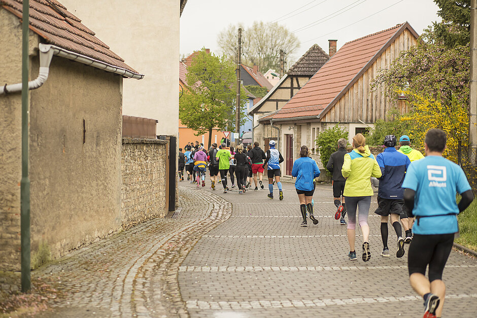 Goethe.Culture.Run: Group of participants running along a Weimar street © SCC EVENTS / Tom Wenig