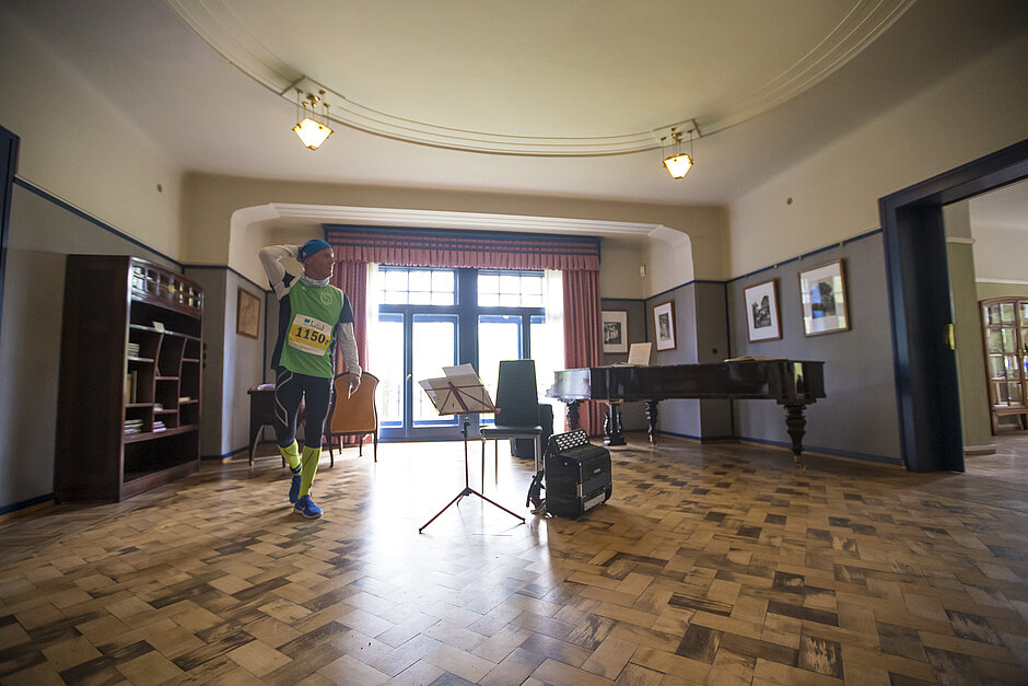 Goethe.Culture.Run: runners taking an intellectual break in a piano room in Weimar © SCC EVENTS / Tom Wenig