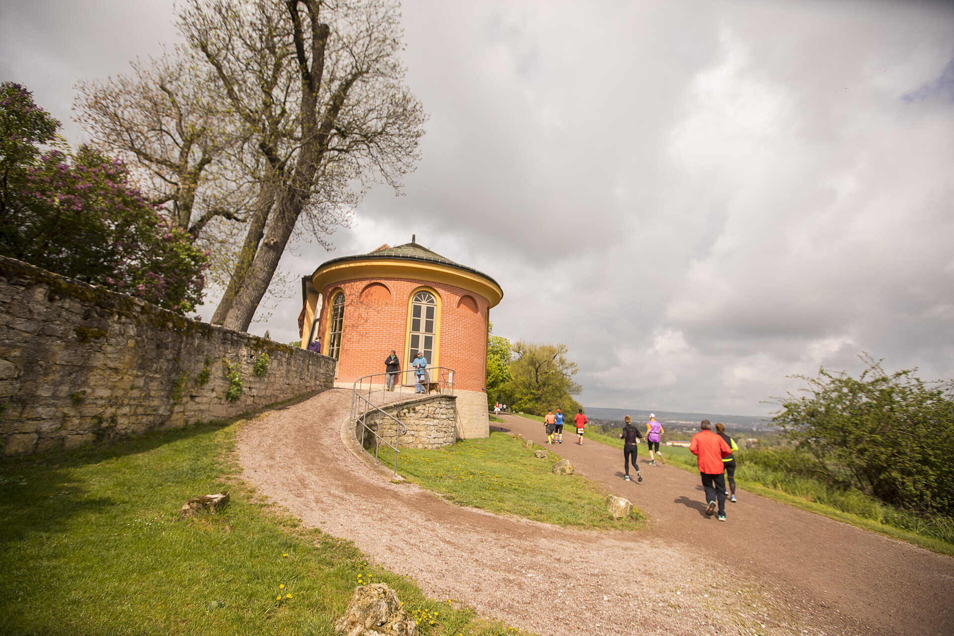 Goethe-Kultur-Lauf Anmeldung: 25,6 km Strecke – Läufergruppe passiert den roten Turm des Schlosses Belvedere Weimar © SCC EVENTS / Tom Wenig