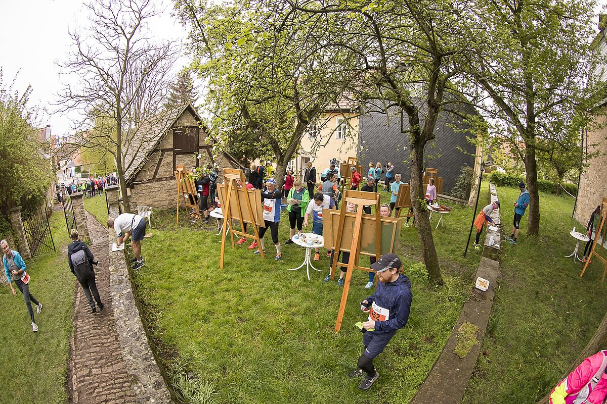 Goethe.culture.run: Participants of the 100 years bauhaus marathon/Weimar 2019 during a cultural break © SCC EVENTS / Tom Wenig